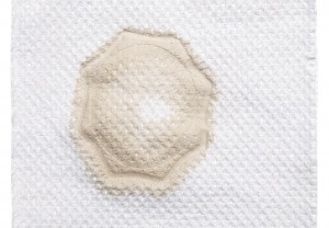 ¿Por qué se te mancha la axila? Una explicación científica