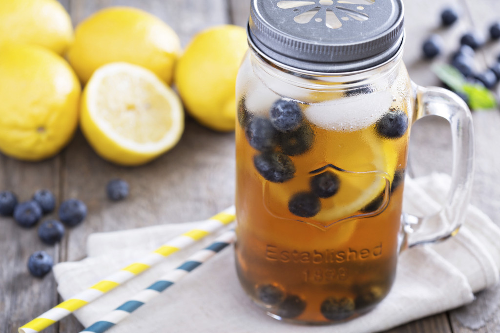 Ice tea with lemon and blueberries