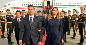 BEIJING, REPÚBLICA POPULAR CHINA, 10NOVIEMBRE2014.- Acompañado por su esposa, Angélica Rivera de Peña, el Presidente de México, Enrique Peña Nieto, arribó hoy a esta nación donde participará en la Cumbre de Líderes de APEC y llevará a cabo una Visita de Estado. El primer mandatario fue recibido por el alcalde de Beijing, Wang Anshun. FOTO: PRESIDENCIA /CUARTOSCURO.COM