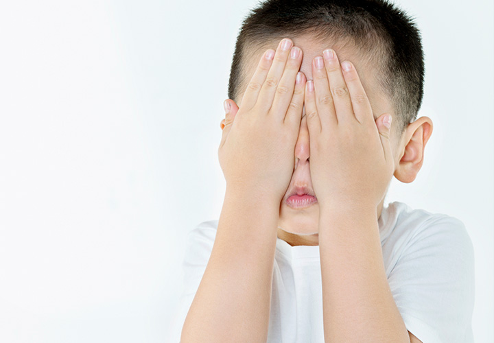 niño con ojos tapados