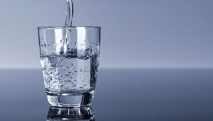La relación entre tomar agua y perder peso