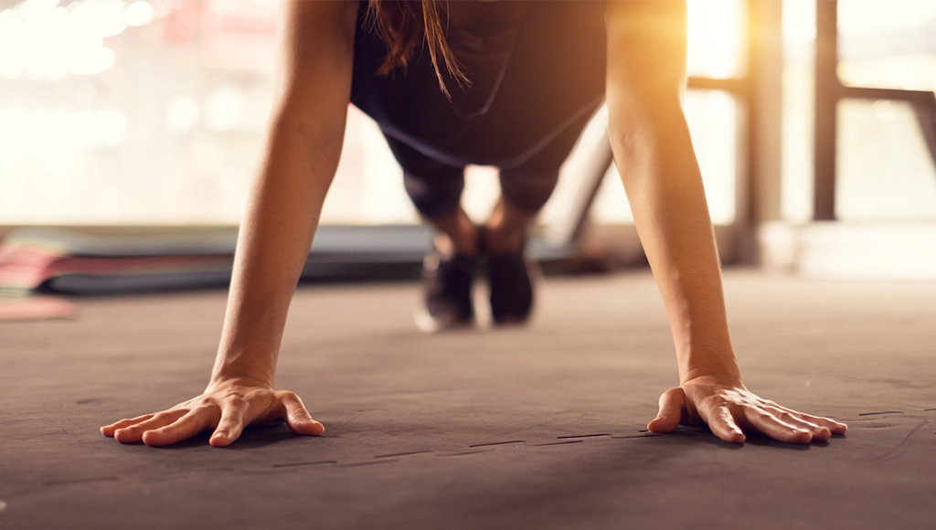 Rutina HIIT para tener los brazos y abs que siempre has querido