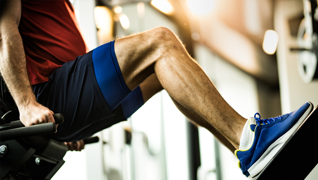 Estirar los pies y hacer ejercicio con un hombre en el gimnasio para hacer  ejercicio muscular