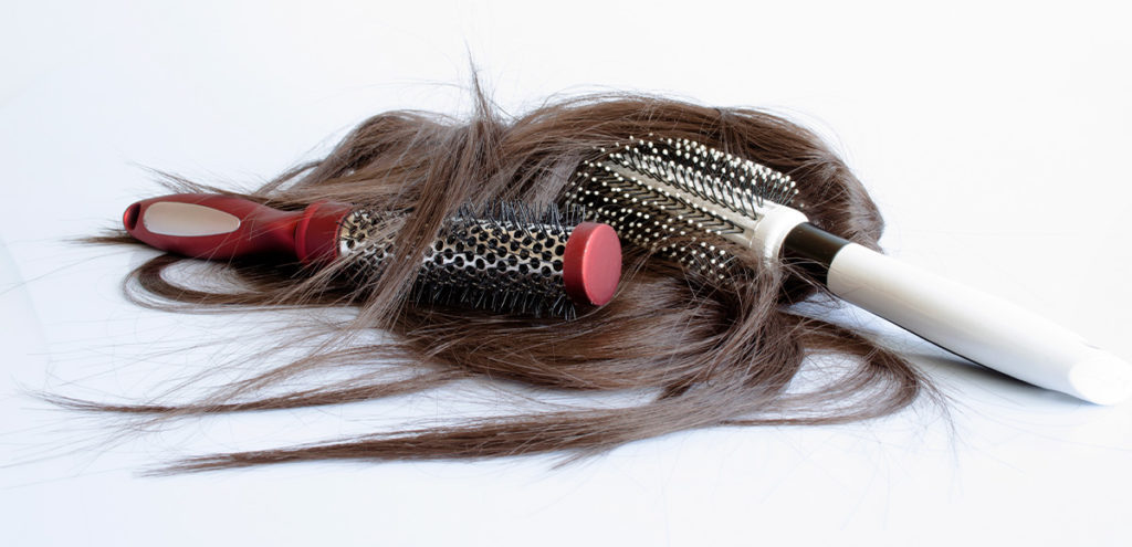 Estos son los malos hábitos que hacen que se te caiga el pelo
