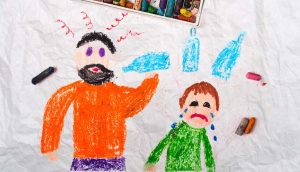 3 huellas emocionales que tienen los hijos de padres alcohólicos