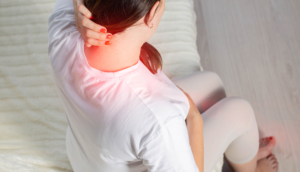 ¿Vives con dolor de espalda? Conoce qué es el síndrome de cuello de texto