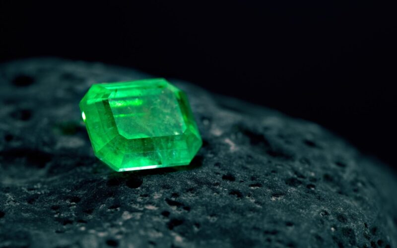 Esmeralda: la piedra de protección de mayo que deberías traer contigo, Make it shine!