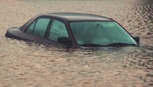 ¿Qué hacer si te agarra una inundación en la calle? ¿Qué haces con tu coche?