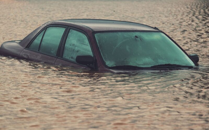 ¿Qué hacer si te agarra una inundación en la calle? ¿Qué haces con tu coche?