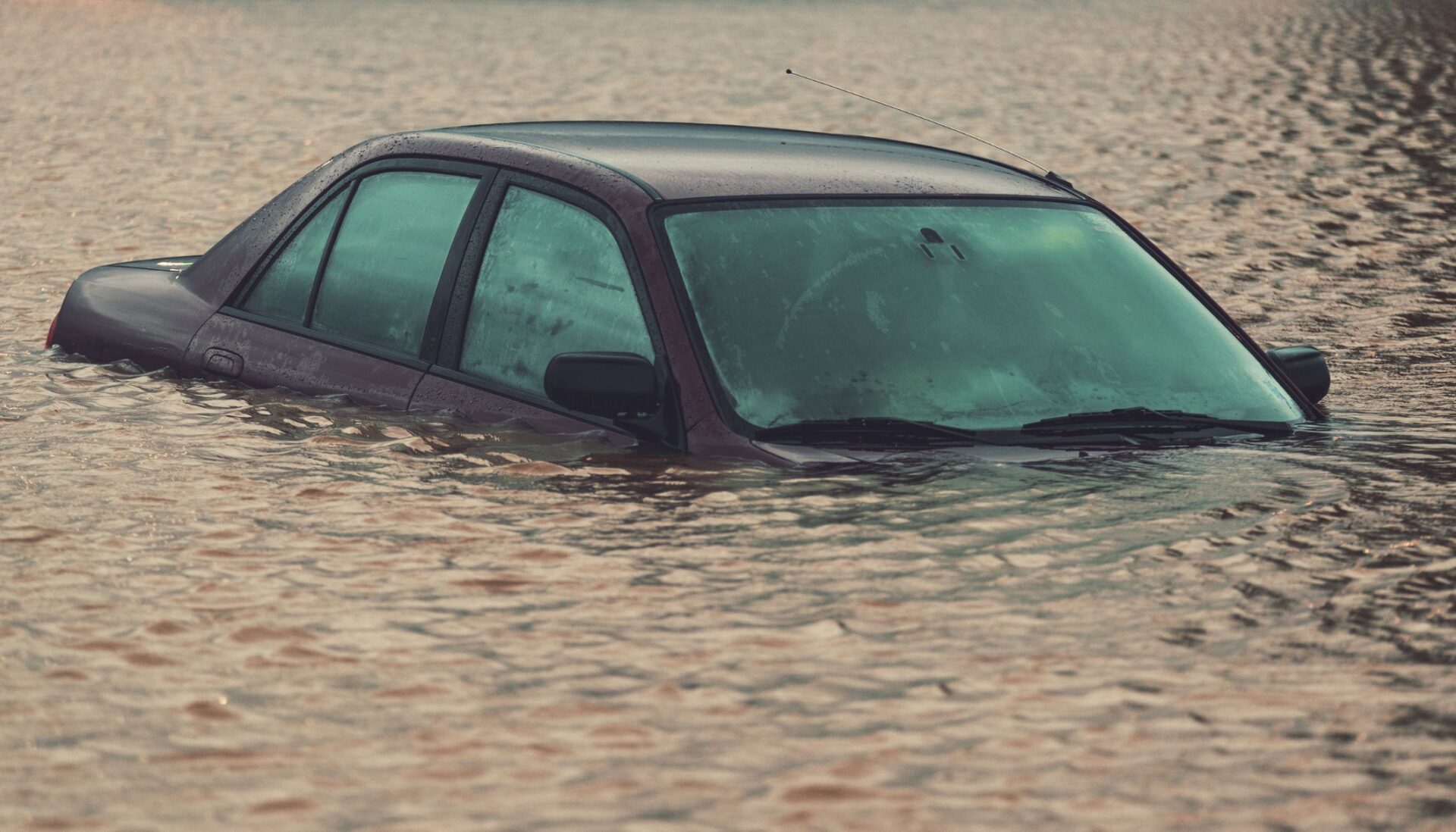 ¿Qué hacer si te agarra una inundación en la calle? ¿Qué haces con tu coche?