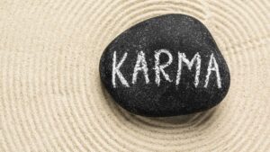 ¿Existe en el karma? Señales de que lo estás pagando