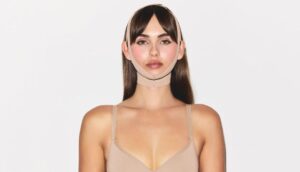 ¿Sirven para la papada? El dilema de la faja facial de SKIMS