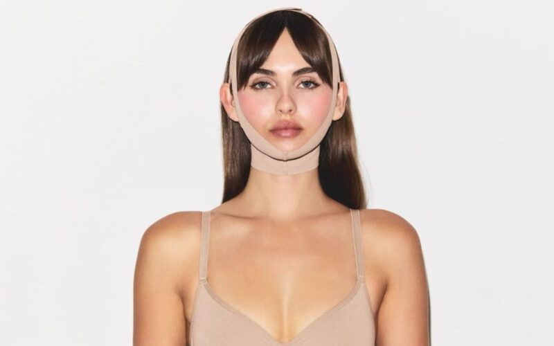 ¿Sirven para la papada? El dilema de la faja facial de SKIMS
