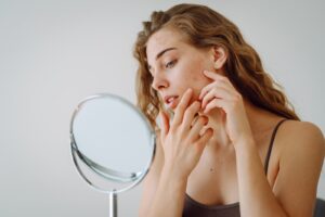 ¿Por qué te salen granos en los brazos? ¿Qué dice de tu salud?