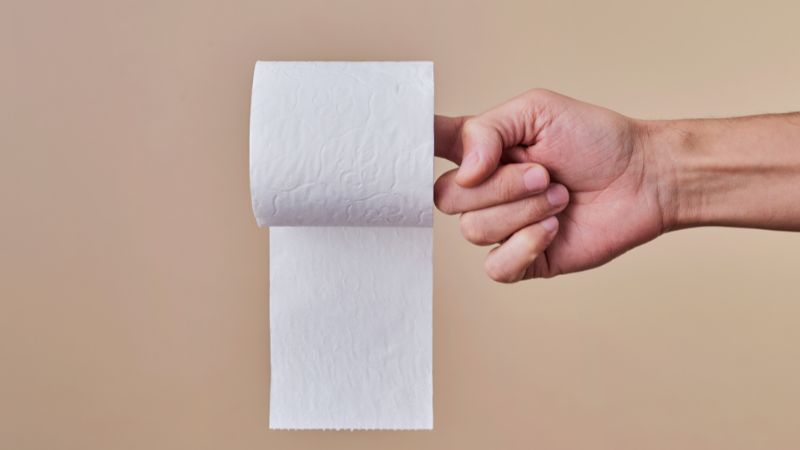 ¿Dónde se debe tirar el papel de baño? ¿En la taza o en el bote de basura?