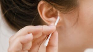 ¿Es malo usar cotonetes para limpiar los oídos?