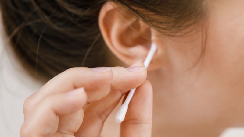 ¿Es malo usar cotonetes para limpiar los oídos?