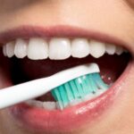 ¿Está bien lavarte los dientes antes y después de desayunar?