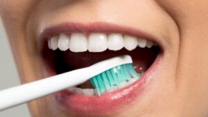 ¿Está bien lavarte los dientes antes y después de desayunar?