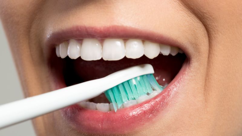 ¿Está bien lavarte los dientes antes y después de desayunar?