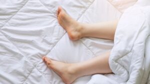 ¿Por qué sacamos un pie de la cama al dormir? ¡Esa bendita costumbre!