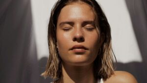 Piel más joven sin agujas: el tratamiento que llegó a México