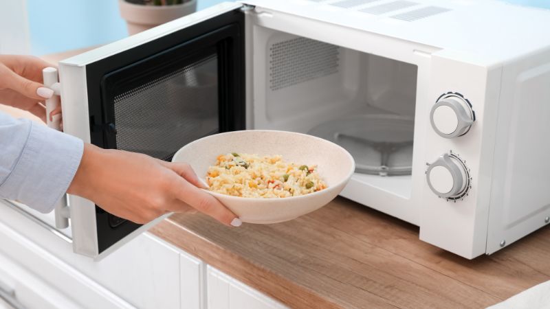 5 cosas que JAMÁS deberías recalentar en el microondas