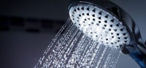 ¿Por qué deberías bañarte a oscuras? El hack para dormir mejor