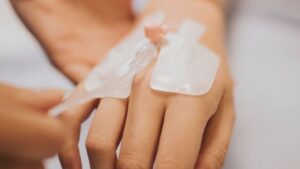 Muertes por suero vitaminado: ¿qué pasó y cómo cuidarte?