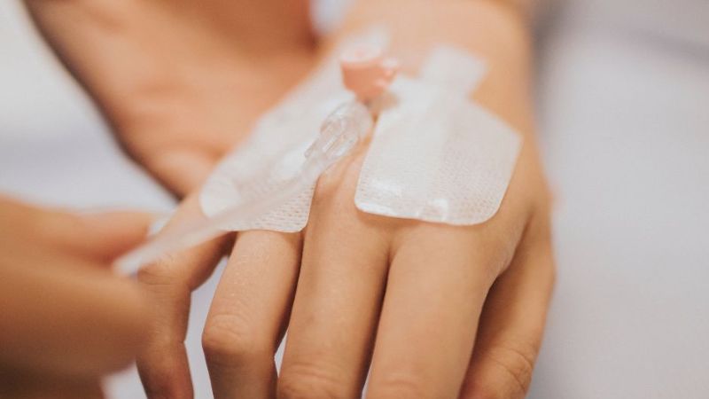 Muertes por suero vitaminado: ¿qué pasó y cómo cuidarte?