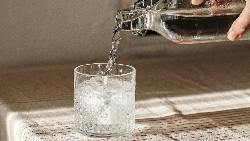 ¿Qué debes tomar en la mañana, agua fría o caliente?