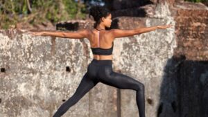 Walking yoga: el hábito que convierte tu caminata en un ritual