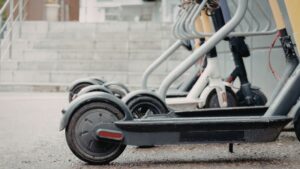 Scooters y bicis eléctricas en CDMX: placas, licencia y casco obligatorio desde julio 2026