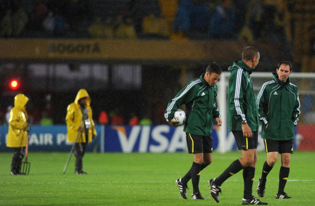 7 cosas que la FIFA prohíbe a los futbolistas ilustradas en un collage editorial con jugador, tarjeta roja y elementos regulados por el reglamento