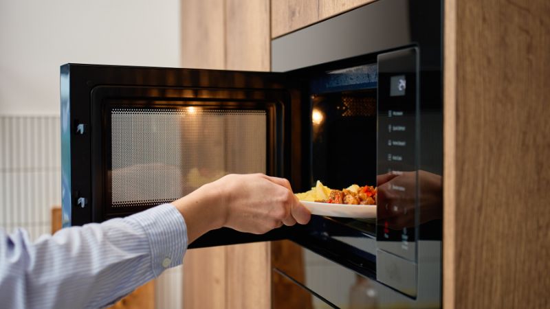 Otro minutito ¿Cuantas veces puedes recalentar tu comida en el micro?